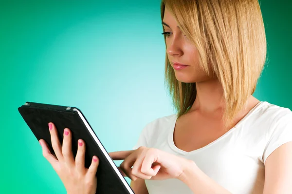 Mädchen arbeitet mit dem tragbaren Tablet-Computer — Stockfoto