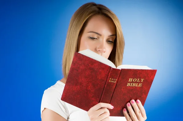 Concetto di religione - Giovane ragazza che legge la Sacra Bibbia — Foto Stock