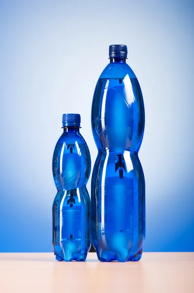 Butelka wody przed kolorowe tło gradientowe — Zdjęcie stockowe