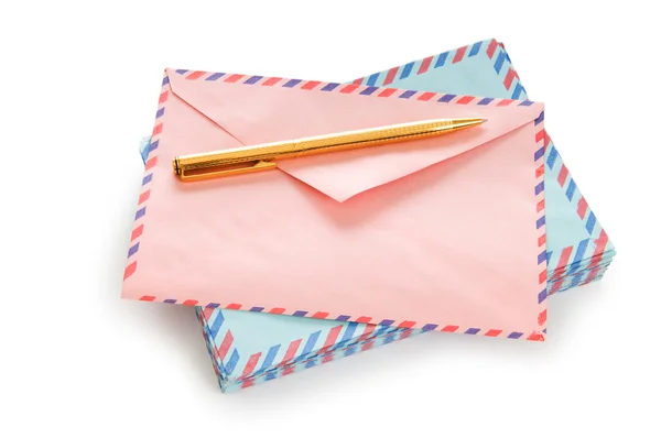 Концепция почты с большим количеством конвертов на столе — стоковое фото