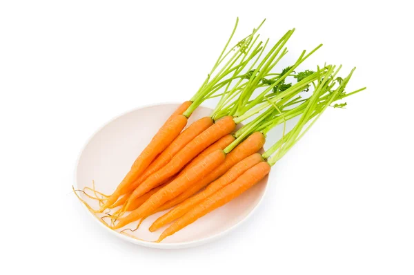 Cenouras frescas isoladas no branco — Fotografia de Stock
