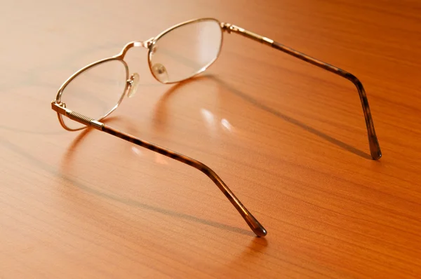 Ahşap zemin üzerinde Okuma gözlükleri — Stok fotoğraf