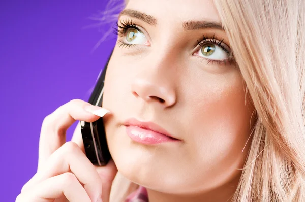 Blond tjej prata i mobiltelefon — Stockfoto