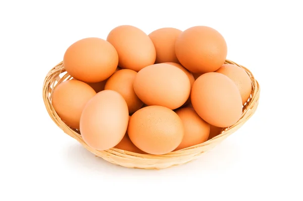 Barna tojás a kosárban fehér — Stock Fotó