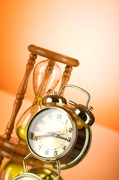 Concepto de tiempo con reloj y cristal de hora — Foto de Stock
