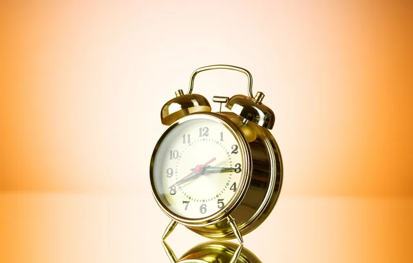 Концепция времени - будильник на цветном фоне — стоковое фото