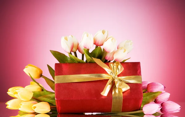Концепція святкування - подарункова коробка та квіти тюльпанів — стокове фото