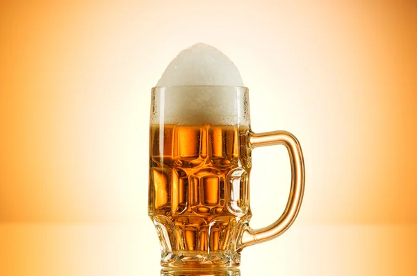 Szemüveges Beer ellen a színes gradiens háttér — Stock Fotó