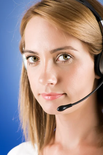 Operador de centro de llamadas joven con los auriculares Imagen de archivo