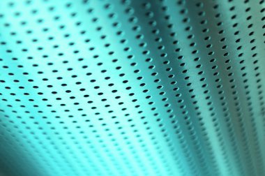 Küçük deliklerle parlatılmış metal bir yüzeye