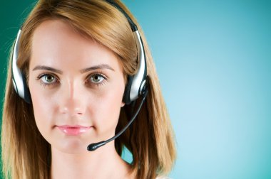 operador de centro de jóvenes llamada con el auricular