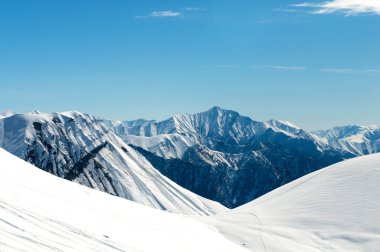 Kışın kar altında yüksek dağlar