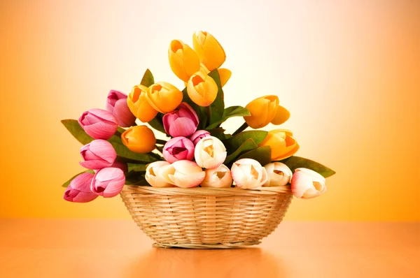 Bos van tulp bloemen op tafel — Stockfoto