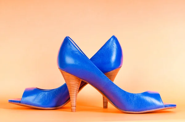 Concepto de moda con zapatos de mujer azul en tacones altos —  Fotos de Stock