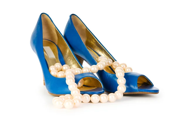 Woman shoes and necklace isolated on the white background — Stock Photo, Image