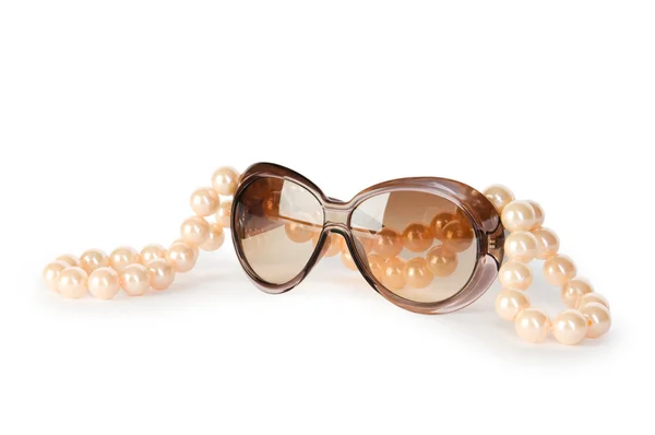 Collier perle et lunettes de soleil isolés sur le fond blanc — Photo