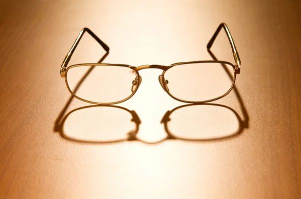 Okulary do czytania na drewnianym stole — Zdjęcie stockowe
