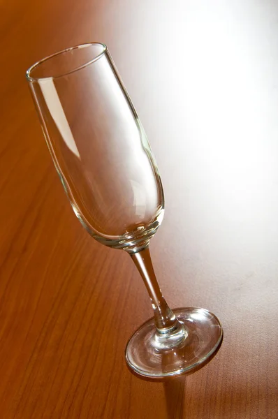 Verre à vin sur la table en bois — Photo
