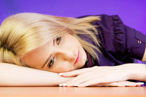 Attraktive blonde Mädchen vor buntem Hintergrund — Stockfoto