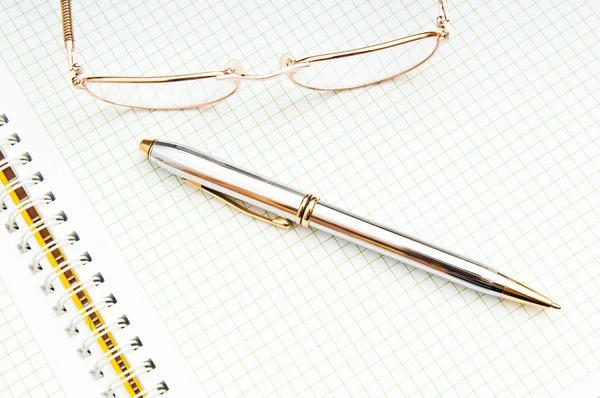 Pen and eye glasses on the page — Stock Photo, Image