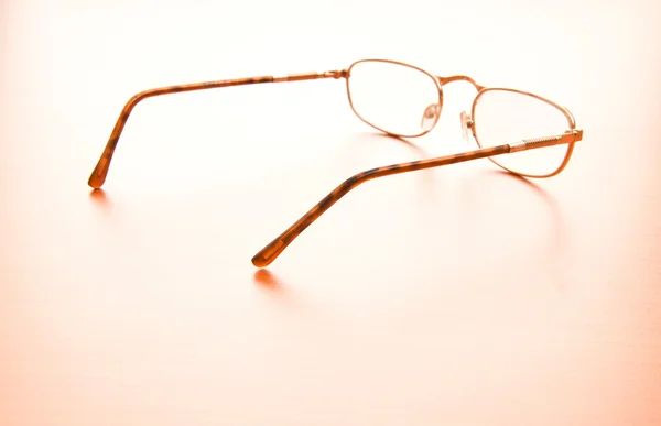 A fából készült asztal olvasó szemüveg — Stock Fotó