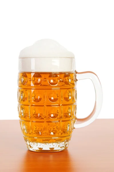 Bicchiere di birra isolato sullo sfondo bianco — Foto Stock