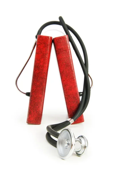 Käsite lääketieteellisen koulutuksen kirja ja stetoskooppi — kuvapankkivalokuva