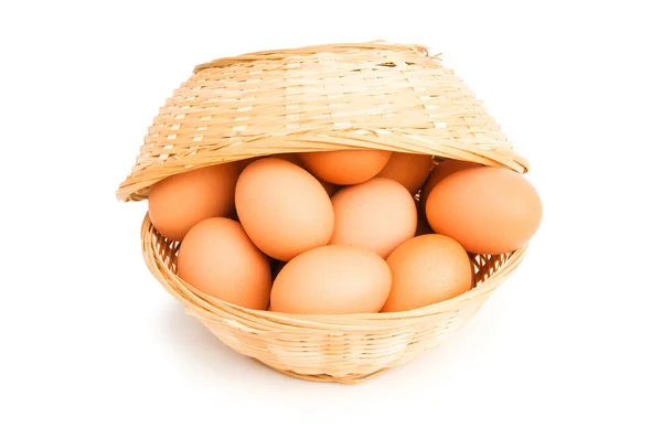 Kahverengi yumurtalar beyaz sepette — Stok fotoğraf