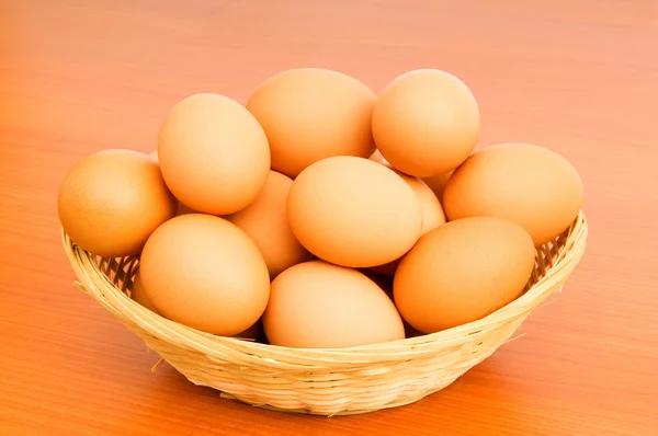 Korg med ägg på den färgstarka bakgrunden — Stockfoto