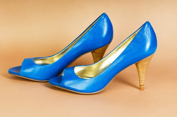 Модная концепция с синими женскими туфлями на высоких каблуках — стоковое фото
