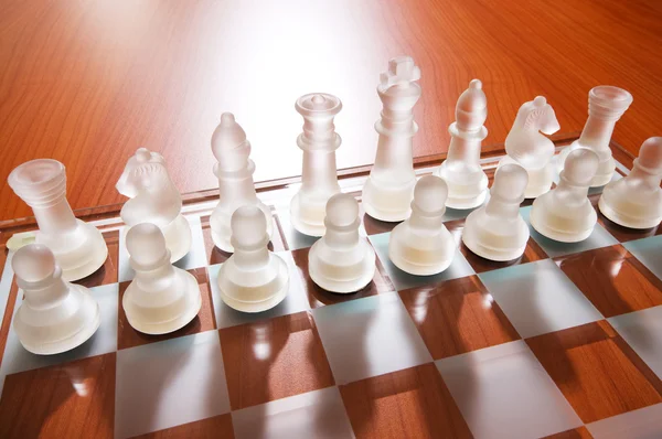 Conjunto de figuras de ajedrez en el tablero de juego —  Fotos de Stock