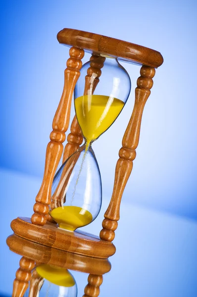 Концепция времени - песочные часы на фоне градиента — стоковое фото