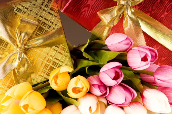 Концепция праздника - подарочная коробка и цветы тюльпана — стоковое фото