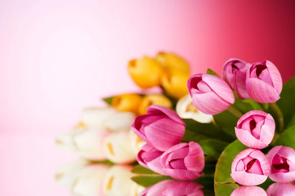 Ramo de coloridos tulipanes sobre la mesa —  Fotos de Stock