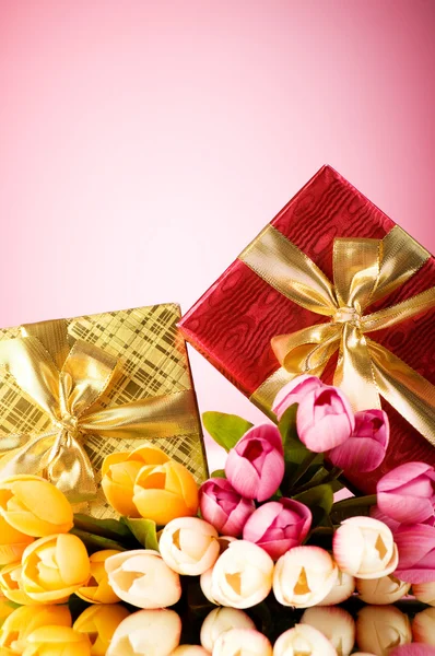 Concepto de celebración - caja de regalo y flores de tulipán —  Fotos de Stock