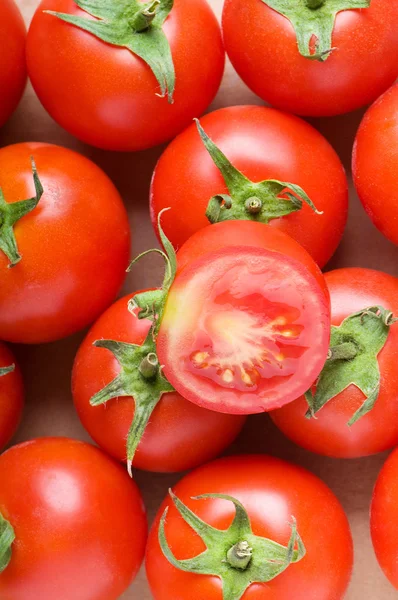 Kırmızı domates, market standında düzenlenen — Stok fotoğraf