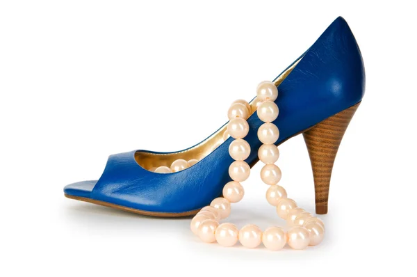 Женская обувь и ожерелье изолированы на белом фоне — стоковое фото