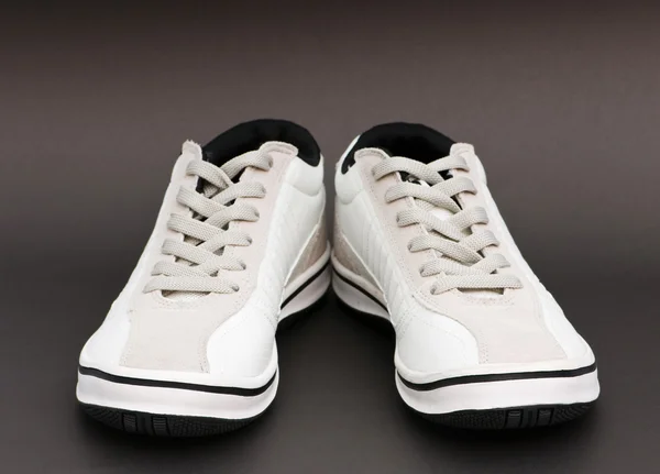Zapatillas deportivas aisladas sobre fondo blanco — Foto de Stock