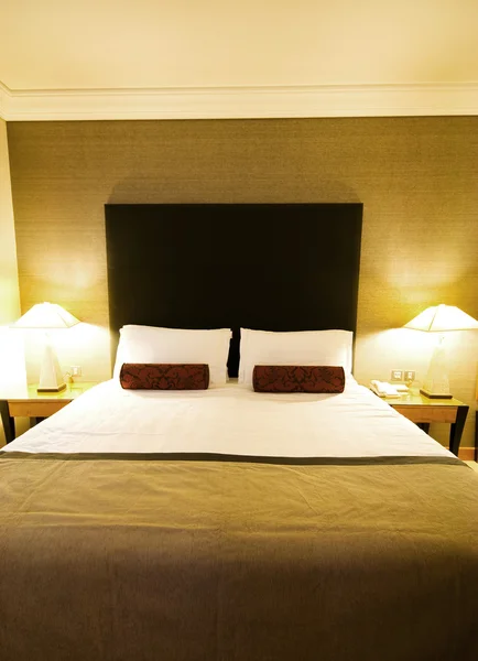 Cama doble en la habitación del hotel —  Fotos de Stock
