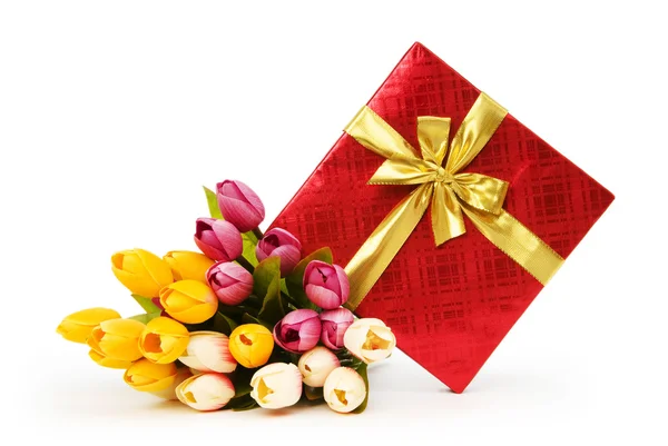 Geschenkdoos en bloemen geïsoleerd op de witte achtergrond — Stockfoto