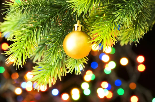 Decoração de Natal e luzes embaçadas no fundo — Fotografia de Stock