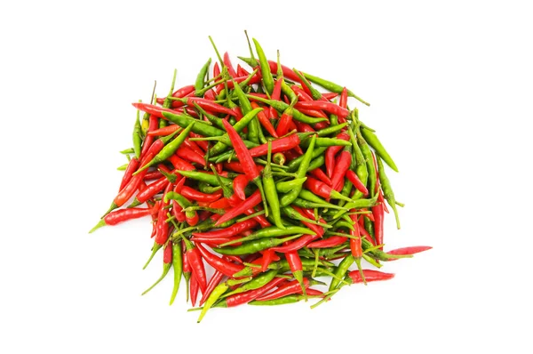 Röd och grön paprika isolerat på vita — Stockfoto