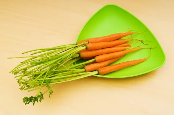 Cenouras frescas na mesa de madeira — Fotografia de Stock