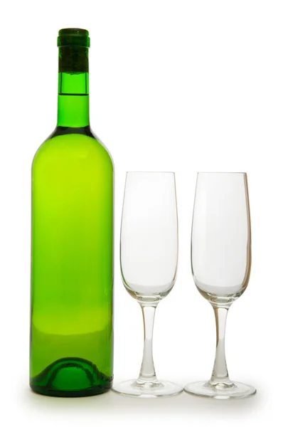 Бутылка и стекло изолированы на белом — стоковое фото