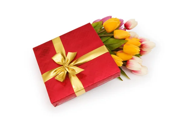 Caja de regalo y flores aisladas sobre el fondo blanco — Foto de Stock