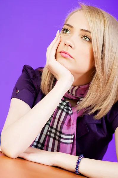 Aantrekkelijke blonde meisje tegen kleurrijke achtergrond — Stockfoto