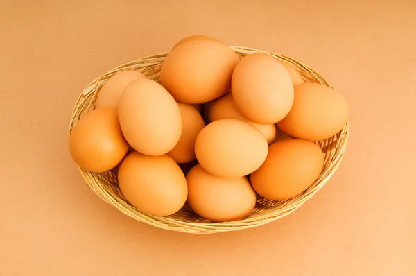 篮子里的鸡蛋上色彩缤纷的背景 — 图库照片