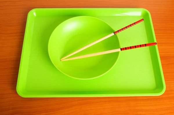 Концепция азиатской кухни с тарелками и палочками — стоковое фото