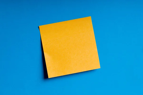 Przypomnienie uwagi na jasny kolorowy papier — Zdjęcie stockowe