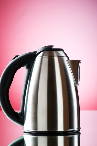 Блискучий чайник на фоні барвистого градієнта — стокове фото